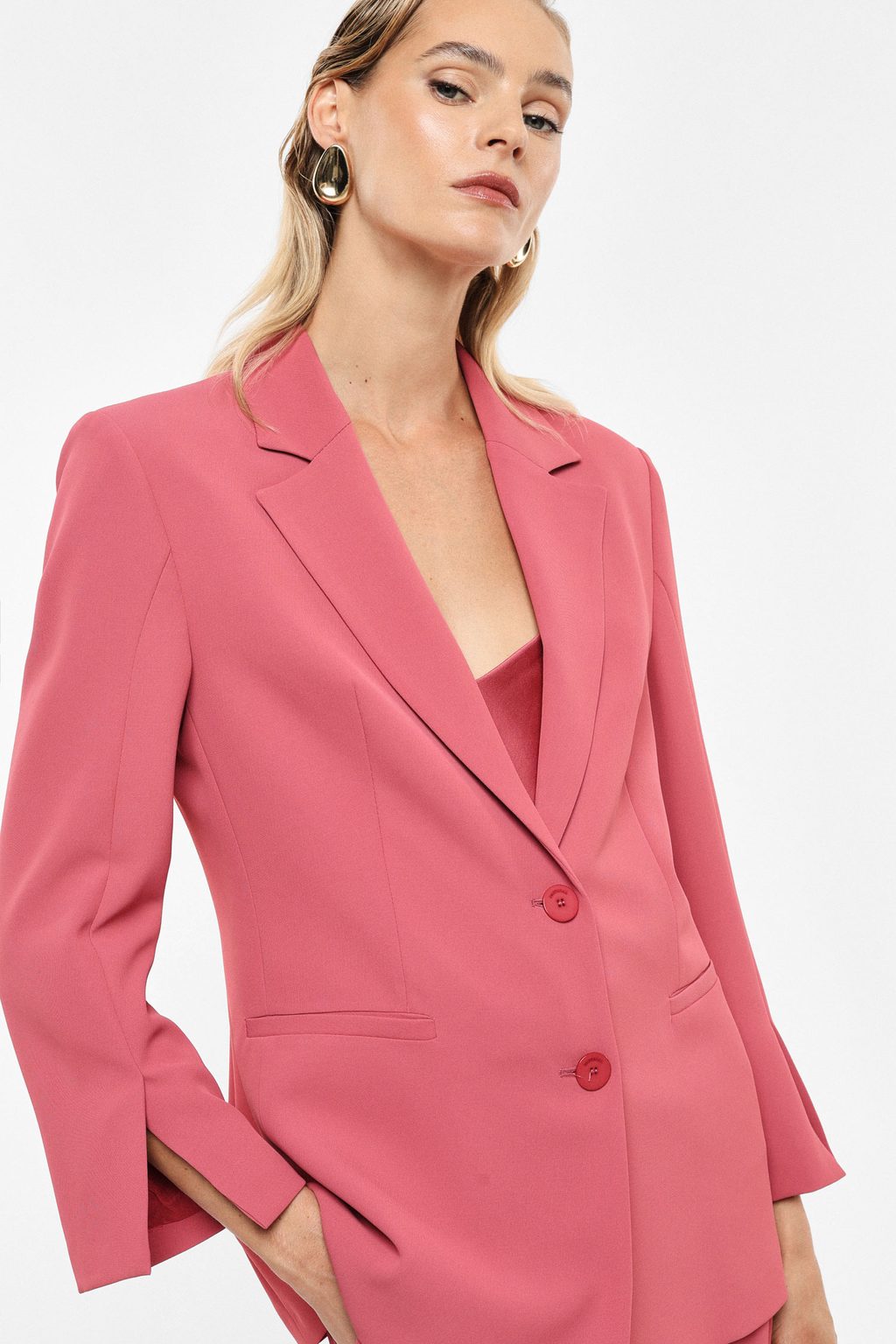 Blazer rosa indossato